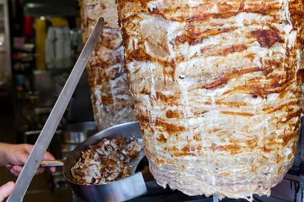 Shoarma vlees wordt gesneden alvorens een sandwich — Stockfoto