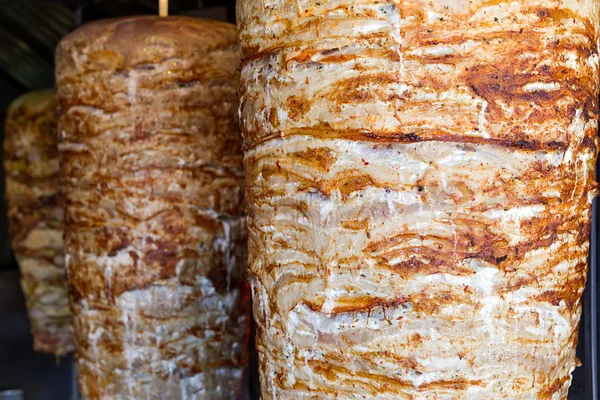 Un par de pinchos giratorios de pollo y carne de cordero a la parrilla y re — Foto de Stock