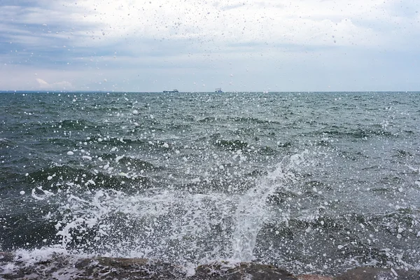 Gushing surf of a wave smashing against seaport at Thessaloniki, — Stock Photo, Image