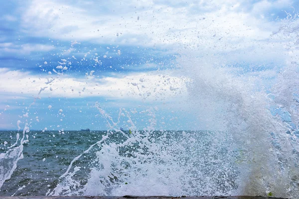 Surf sofocante de una ola rompiendo contra el puerto de Tesalónica , —  Fotos de Stock