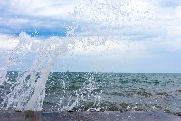 Gushing surf of a wave smashing against seaport at Thessaloniki, — Stock Photo, Image