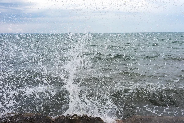 Gushing surf of a wave smashing against seaport at Thessaloniki, — Stock Photo, Image