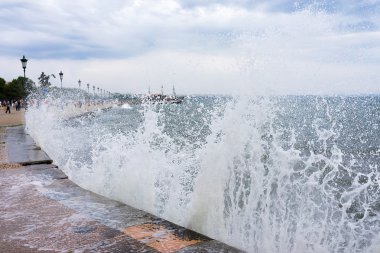 Cushing sendromu, Selanik Limanı karşı müthiş bir dalga sörf,