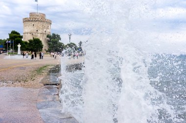 Cushing sendromu, Selanik Limanı karşı müthiş bir dalga sörf,