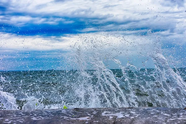 Gushing surf of a wave smashing against seaport at Thessaloniki, — Stock Photo, Image