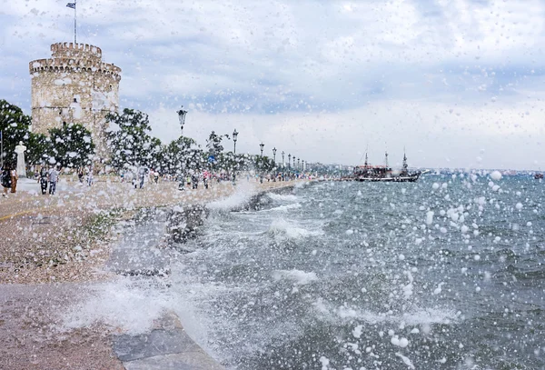 Tryskającej surfowania fal druzgocący w stosunku do portu w Salonikach, — Stockfoto