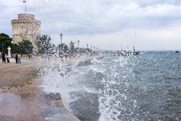 Tryskającej surfowania fal druzgocący w stosunku do portu w Salonikach, — Zdjęcie stockowe