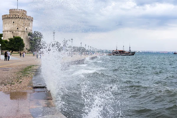 Tryskającej surfowania fal druzgocący w stosunku do portu w Salonikach, — Zdjęcie stockowe