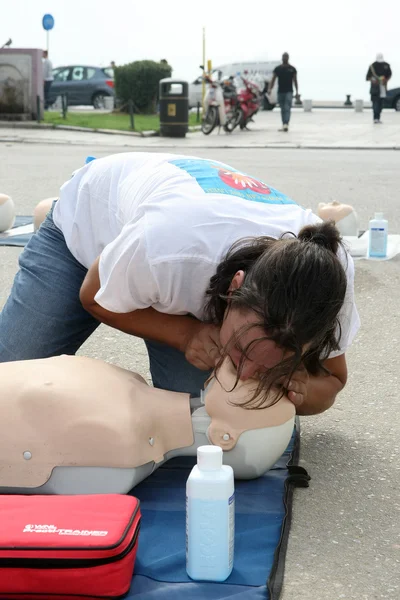 The instructor showing CPR on training doll. Free First Aid, CPR — Stock Photo, Image