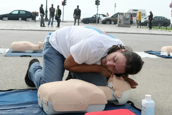 El instructor mostrando RCP en la muñeca de entrenamiento. Primeros auxilios gratuitos, RCP — Foto de Stock