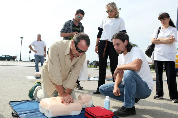 İnsanlar öğretim yardımı ile bir mankenin üzerinde pratik ilk yardım — Stok fotoğraf