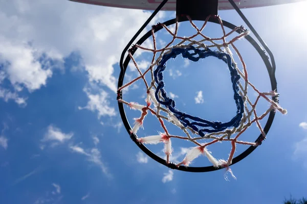 Koszykówka obręcz na błękitne niebo. — Zdjęcie stockowe
