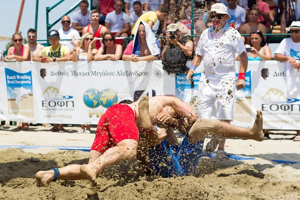 Twee mannelijke atleten worstelen op zand tijdens de eerste champio van de wereld — Stockfoto