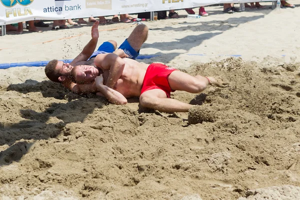 Два спортсмена-мужчины борются на песке во время Первого чемпиона мира — стоковое фото