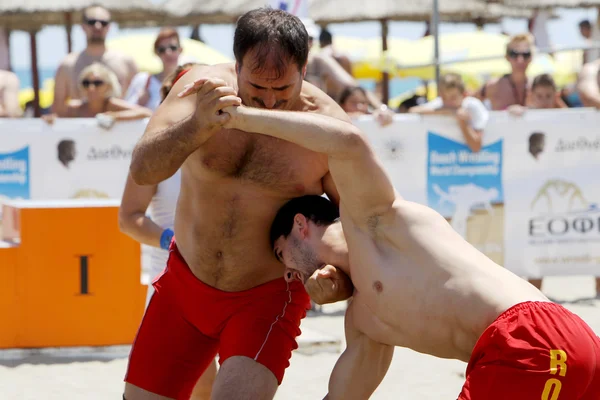 Deux athlètes masculins luttent sur le sable pendant le premier champion du monde — Photo