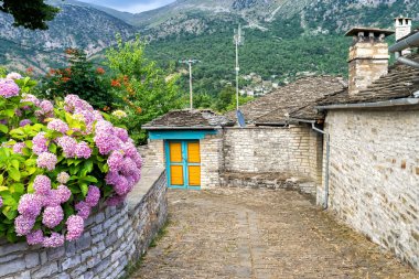 papigo zagori alanında, tarihi şehrin güzel görünümü yok