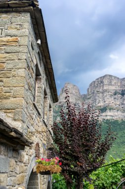 papigo zagori alanında, tarihi şehrin güzel görünümü yok