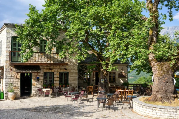 Schöner blick auf die historische stadt vitsa im zagori-gebiet, noch — Stockfoto