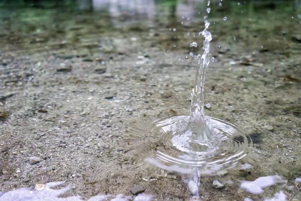 川で水ドロップ — ストック写真