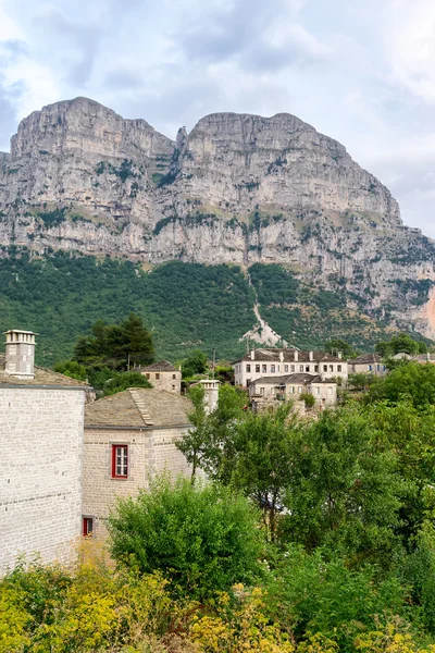 Hermosa vista de la histórica ciudad de Papigo en la zona de Zagori, no — Foto de Stock