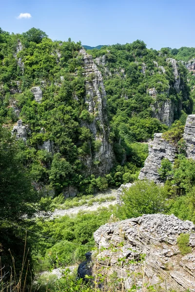 Montanha cercada por fósseis na área de Zagori, norte da Grécia . — Fotografia de Stock