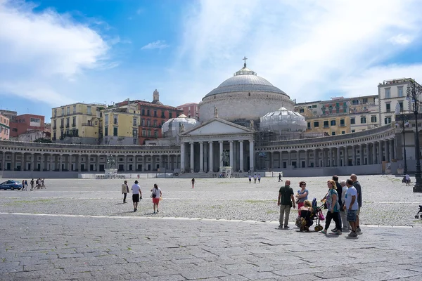 Tourists visiting the Basilica of San Francesco di Paolo on Augu — Stock Photo, Image