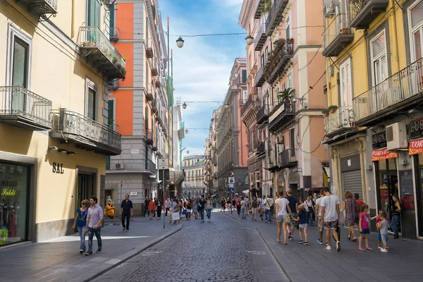Calle vista de Nápoles, Italia. Centro histórico de Nápoles es th — Foto de Stock