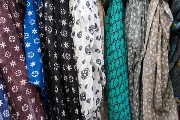 Colorful scarves at a market in Italy. Colors of textiles. — Stock Photo, Image