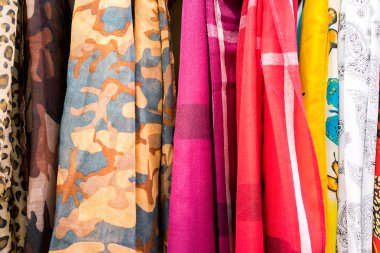 renkli eşarplar, İtalya'da bir Pazar. renk Tekstil.