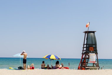  çok kalabalık bir plaj kater, insanlarla dolu standında cankurtaran