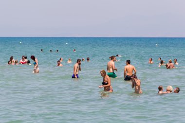 çok kalabalık plaj insan katerini Beach, Yunanistan. 
