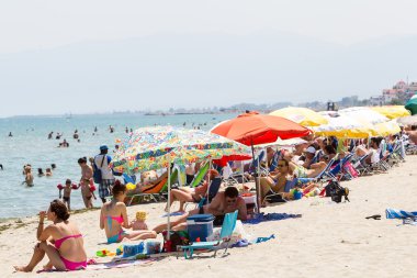 çok kalabalık plaj insan katerini Beach, Yunanistan. 