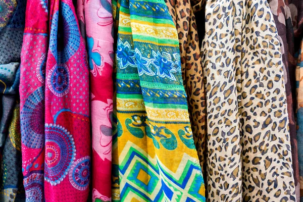 Colorful scarves at a market in Italy. Colors of textiles. — Stock Photo, Image