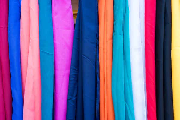 Lenços coloridos em um mercado na Itália. Cores dos têxteis . — Fotografia de Stock