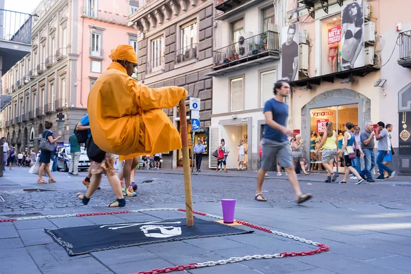 Street performer in Naples, Italy. Every day, street performers — Stock Photo, Image