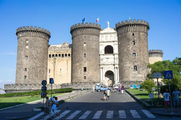 Touristen in castle nouvo in neapel am 3. august 2014. ist eine medie — Stockfoto