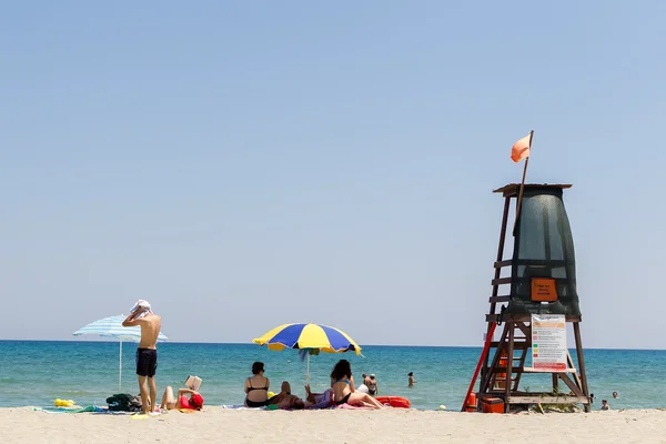 Спасательная будка на переполненном пляже в Кейтер — стоковое фото