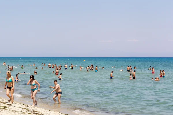 Praia muito lotada cheia de pessoas em Katerini Beach, na Grécia . — Fotografia de Stock