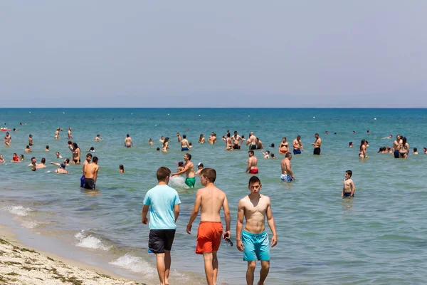 Πολύ πολυσύχναστη παραλία γεμάτη από ανθρώπους στην παραλία Κατερίνης, Ελλάδα. — Φωτογραφία Αρχείου