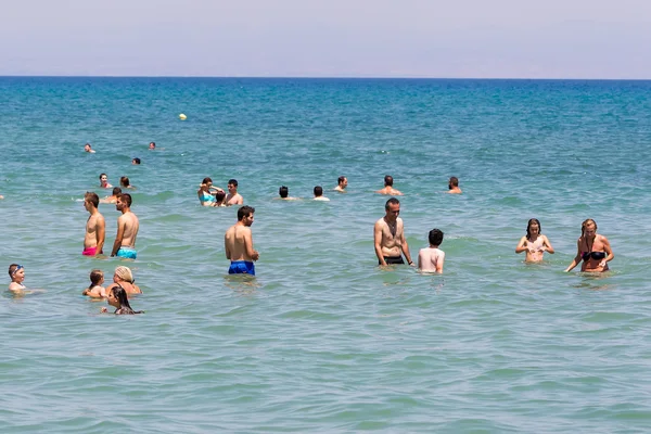 Mycket trångt beach fullt med folk på stranden katerini, Grekland. — Stockfoto