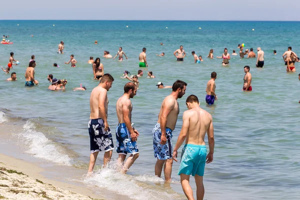 Velmi přeplněné pláže plné lidí na pláži katerini, v Řecku. — Stock fotografie