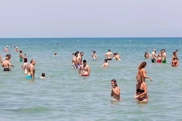 çok kalabalık plaj insan katerini Beach, Yunanistan. 
