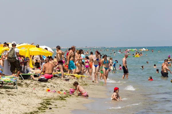 Πολύ πολυσύχναστη παραλία γεμάτη από ανθρώπους στην παραλία Κατερίνης, Ελλάδα. — Φωτογραφία Αρχείου