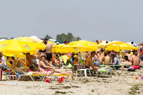 Praia muito lotada cheia de pessoas em Katerini Beach, na Grécia . — Fotografia de Stock