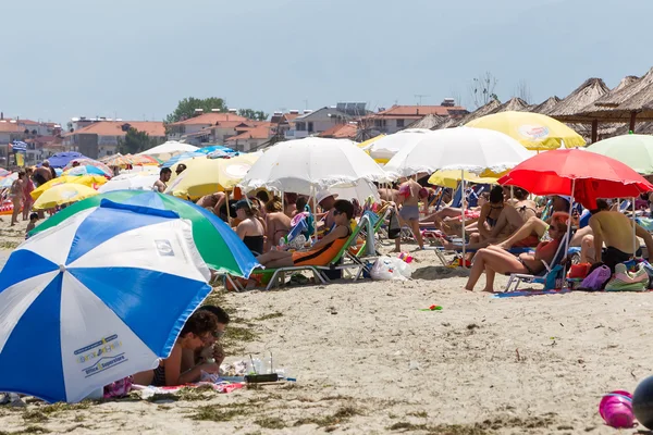 Πολύ πολυσύχναστη παραλία γεμάτη από ανθρώπους στην παραλία Κατερίνης, Ελλάδα. — Φωτογραφία Αρχείου