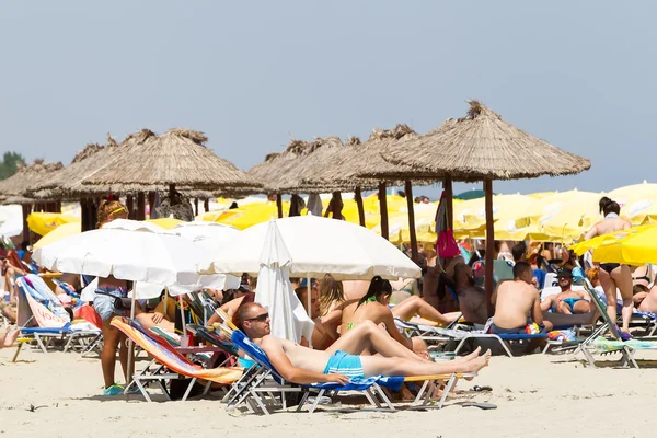 Praia muito lotada cheia de pessoas em Katerini Beach, na Grécia . — Fotografia de Stock