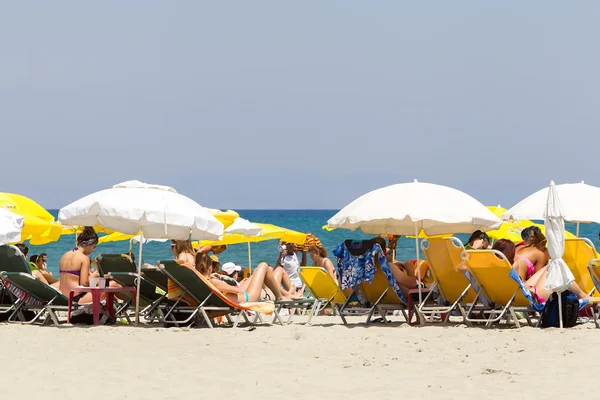 Mycket trångt beach fullt med folk på stranden katerini, Grekland. — Stockfoto