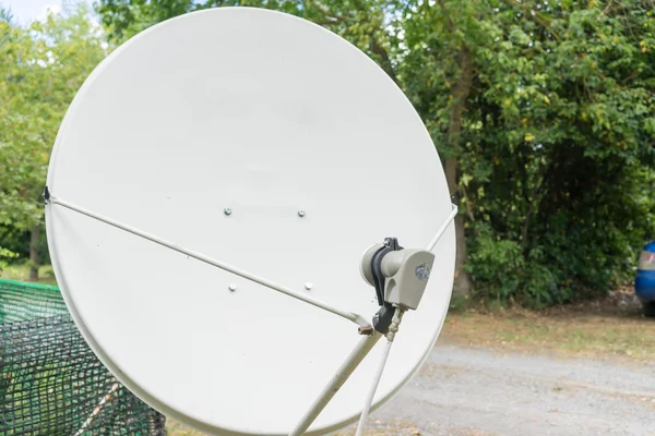 Antena parabólica no jardim — Fotografia de Stock