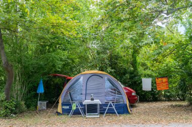 içinde asprovalta, Yunanistan yaz aylarında düzenlenen kamp çadırları. 