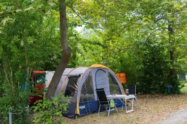 içinde asprovalta, Yunanistan yaz aylarında düzenlenen kamp çadırları. 